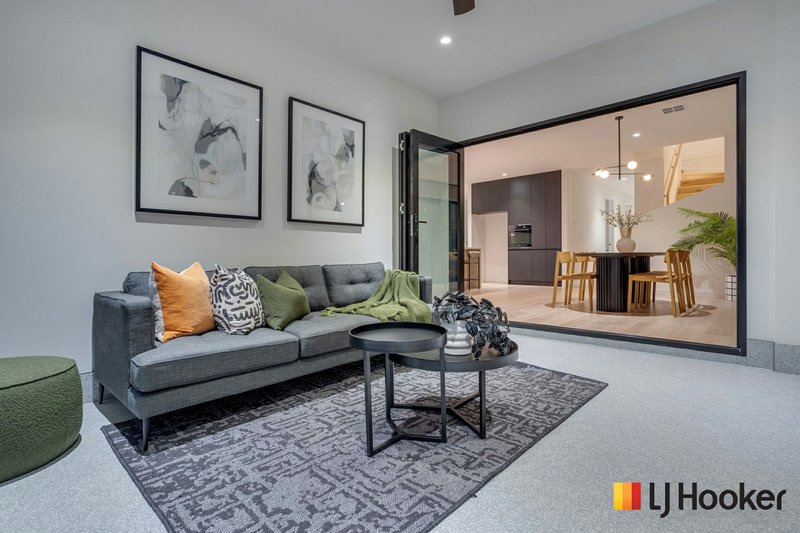 Photo - 8 Taloumbi Cre , Greenvale VIC 3059 - Image 3