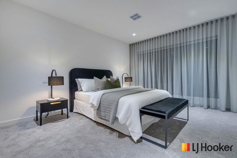Photo - 8 Taloumbi Cre , Greenvale VIC 3059 - Image 8