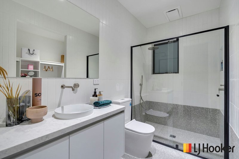 Photo - 8 Taloumbi Cre , Greenvale VIC 3059 - Image 11
