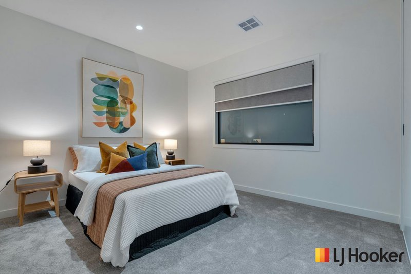 Photo - 8 Taloumbi Cre , Greenvale VIC 3059 - Image 13