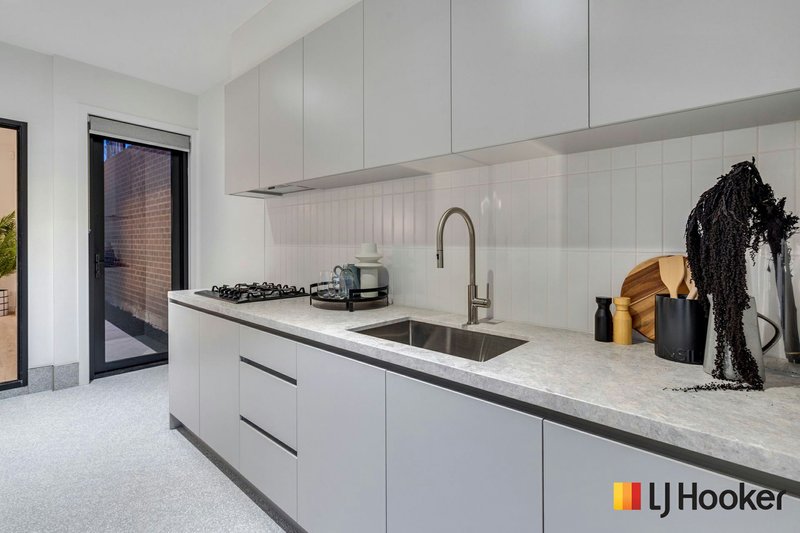 Photo - 8 Taloumbi Cre , Greenvale VIC 3059 - Image 19
