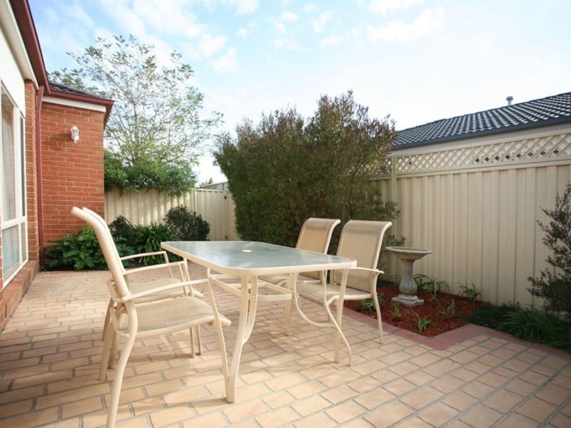 Photo - 8 Teal Place, Pakenham VIC 3810 - Image 6