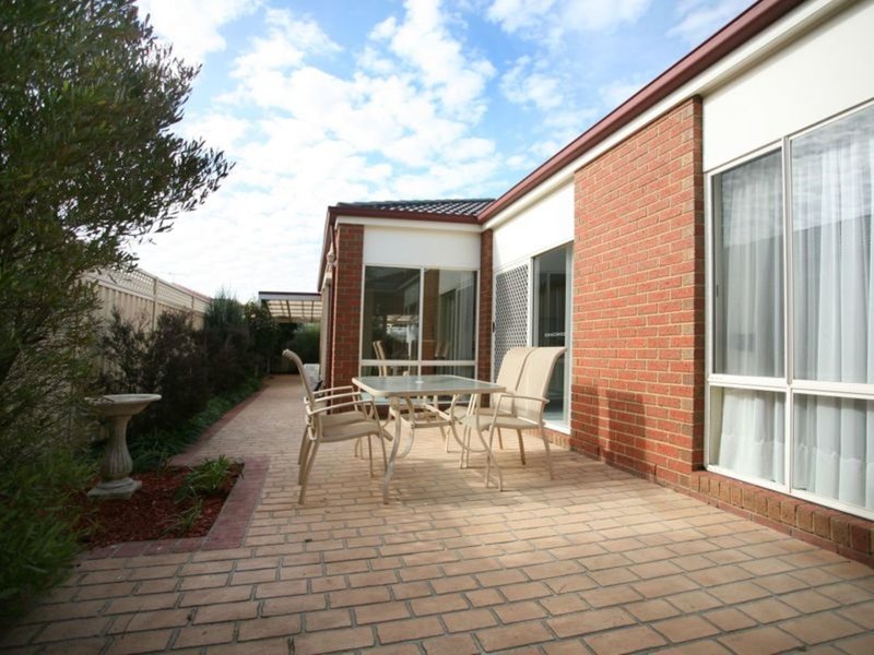 Photo - 8 Teal Place, Pakenham VIC 3810 - Image 11