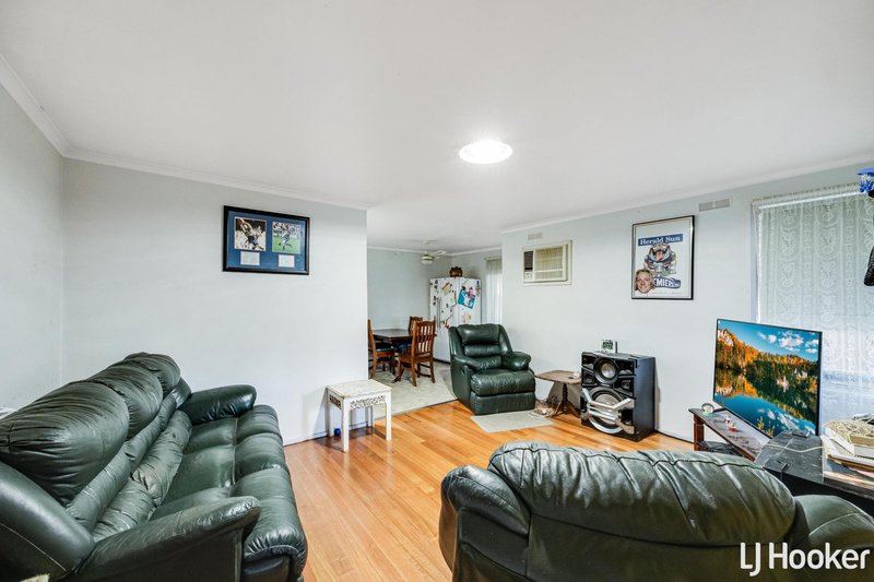 Photo - 8 Tern Court, Melton VIC 3337 - Image 2