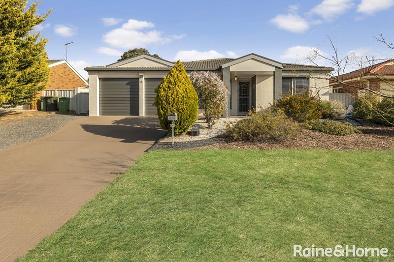 8 Thomas Royal Gardens, Queanbeyan East NSW 2620