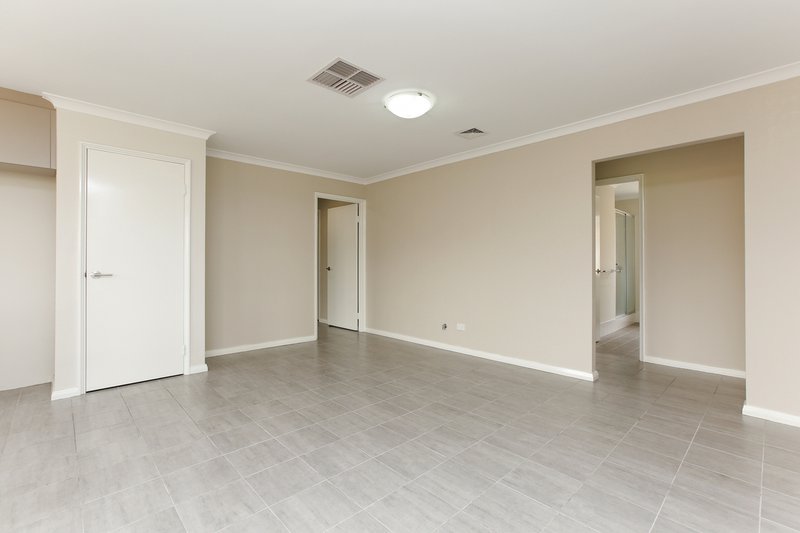 Photo - 8 Toulon Mews, Piara Waters WA 6112 - Image 10