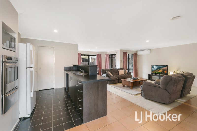 Photo - 8 Trafalgar Way, Cranbourne East VIC 3977 - Image 2