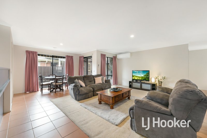 Photo - 8 Trafalgar Way, Cranbourne East VIC 3977 - Image 3