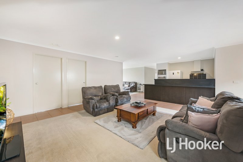 Photo - 8 Trafalgar Way, Cranbourne East VIC 3977 - Image 7