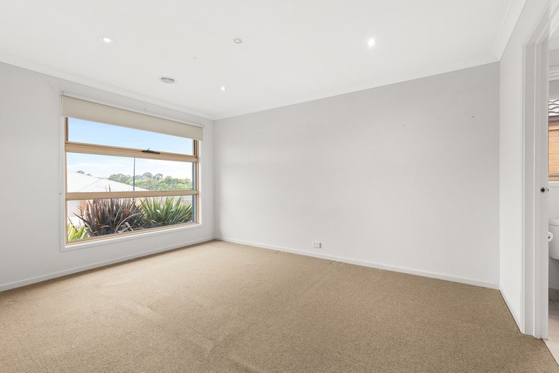 Photo - 8 Tyalla Way, Pakenham VIC 3810 - Image 4