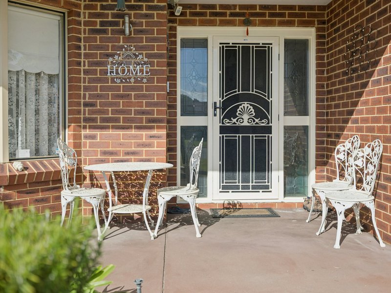 Photo - 8 Venturer Court, Thornlie WA 6108 - Image 3
