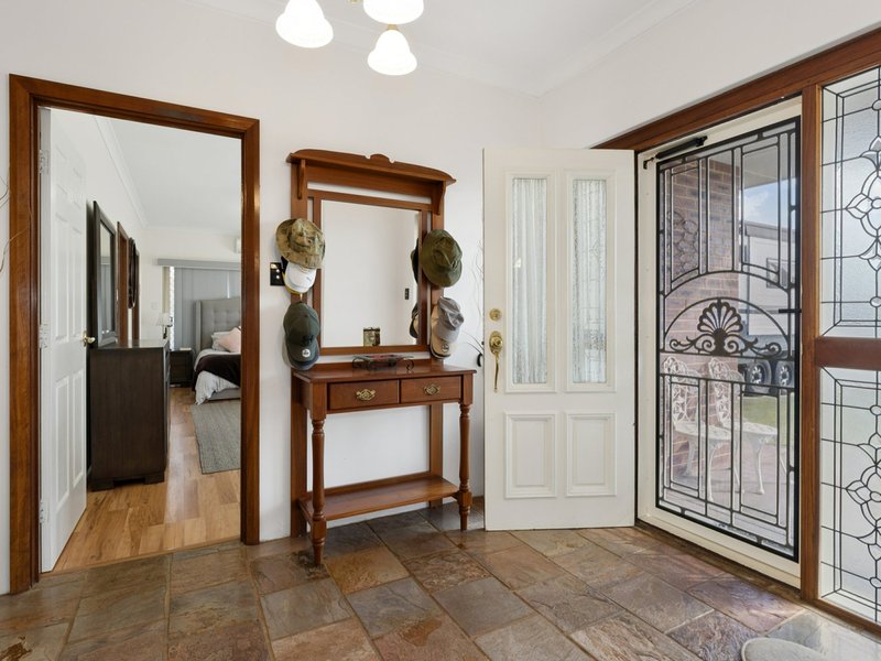 Photo - 8 Venturer Court, Thornlie WA 6108 - Image 4