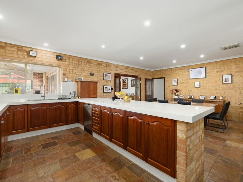 Photo - 8 Venturer Court, Thornlie WA 6108 - Image 11