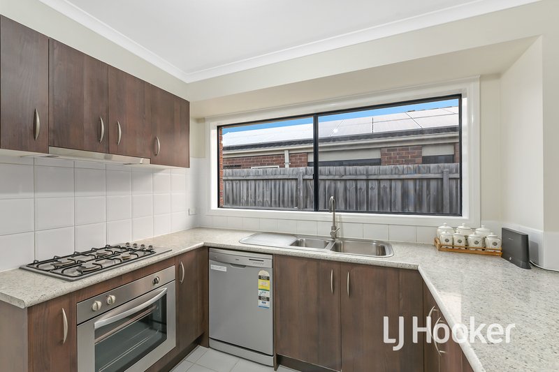 Photo - 8 Venus Place, Cranbourne VIC 3977 - Image 4