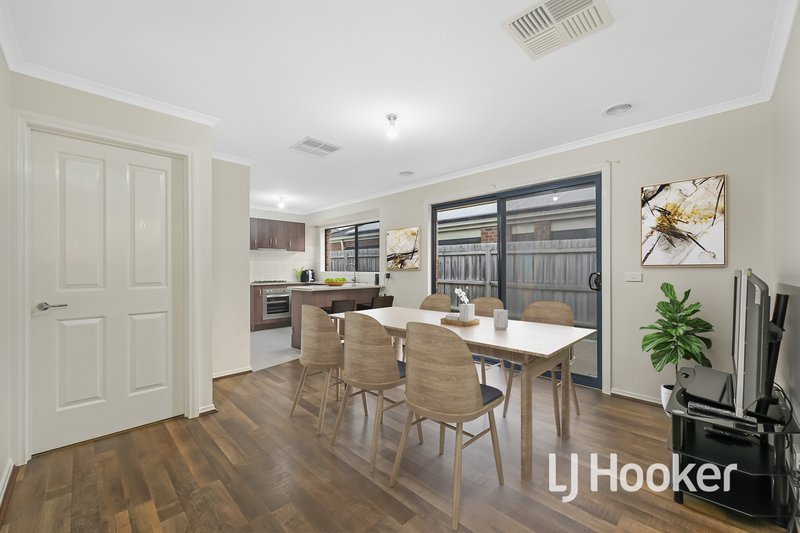 Photo - 8 Venus Place, Cranbourne VIC 3977 - Image 5