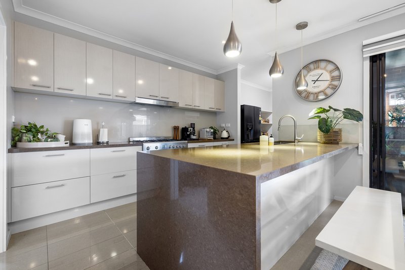 Photo - 8 Verve Circuit, Cranbourne West VIC 3977 - Image 4