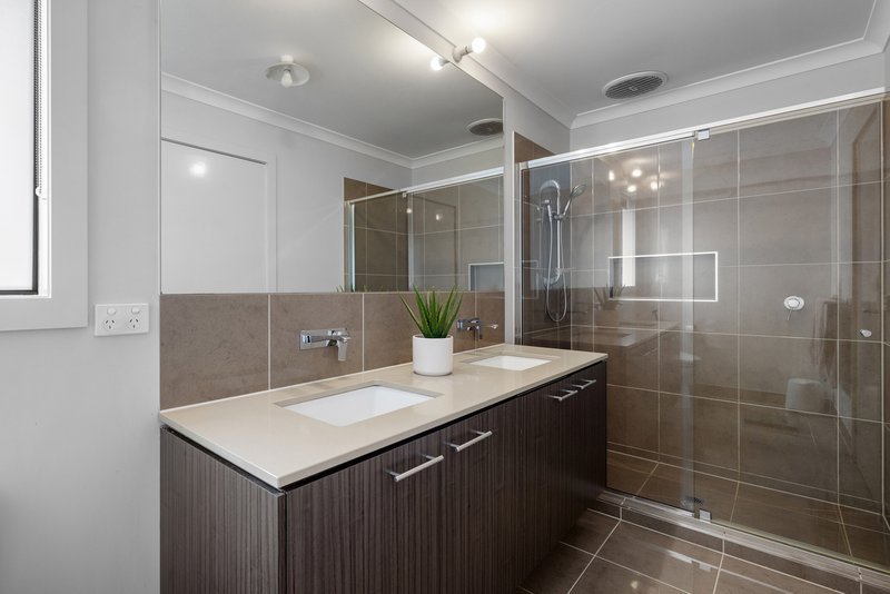 Photo - 8 Verve Circuit, Cranbourne West VIC 3977 - Image 10