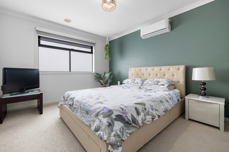 Photo - 8 Verve Circuit, Cranbourne West VIC 3977 - Image 11