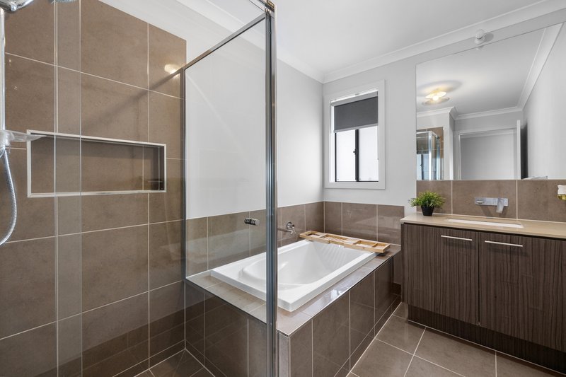 Photo - 8 Verve Circuit, Cranbourne West VIC 3977 - Image 14