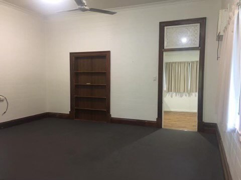 Photo - 8 Victoria Street, West Rockhampton QLD 4700 - Image 2