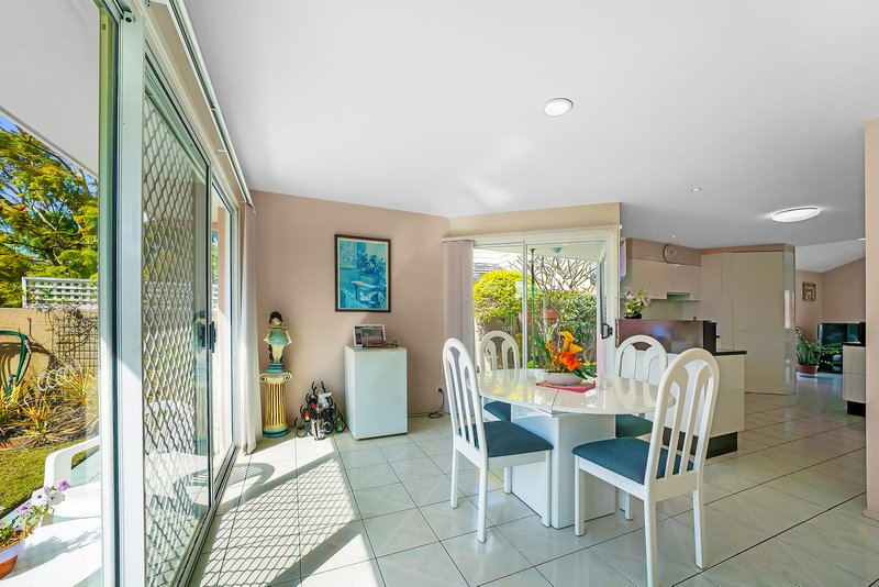 Photo - 8 Villa Court, Broadbeach Waters QLD 4218 - Image 11