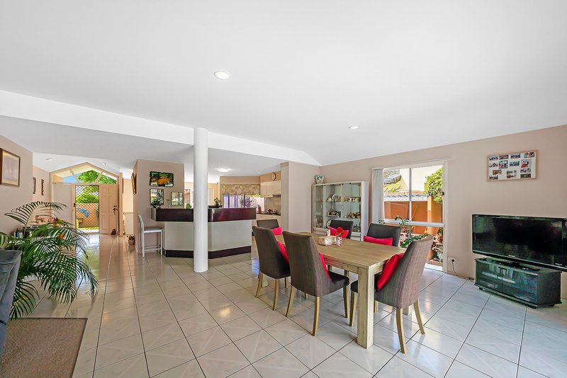 Photo - 8 Villa Court, Broadbeach Waters QLD 4218 - Image 14