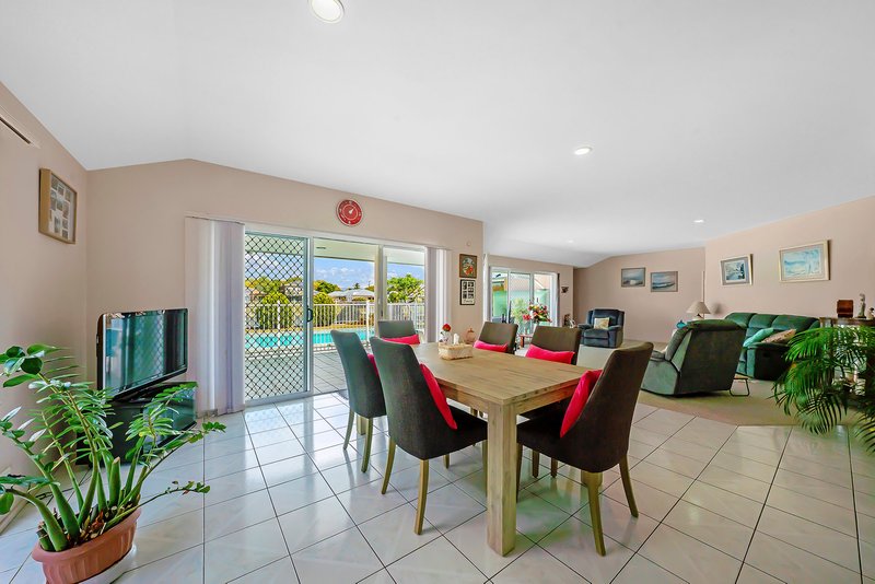 Photo - 8 Villa Court, Broadbeach Waters QLD 4218 - Image 15