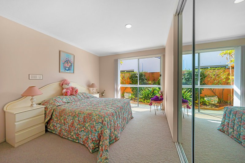 Photo - 8 Villa Court, Broadbeach Waters QLD 4218 - Image 21