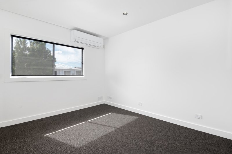 Photo - 8 Watts Drive, Varsity Lakes QLD 4227 - Image 7