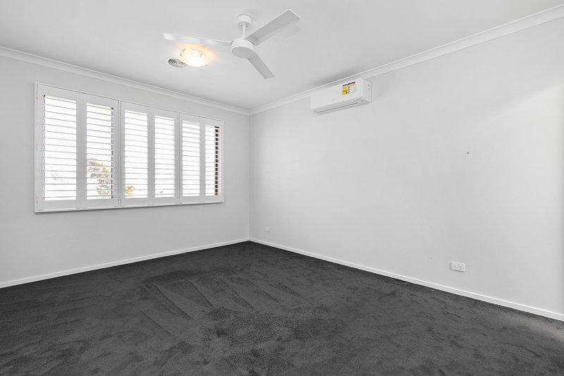 Photo - 8 Wavertree Crescent, Werribee VIC 3030 - Image 3