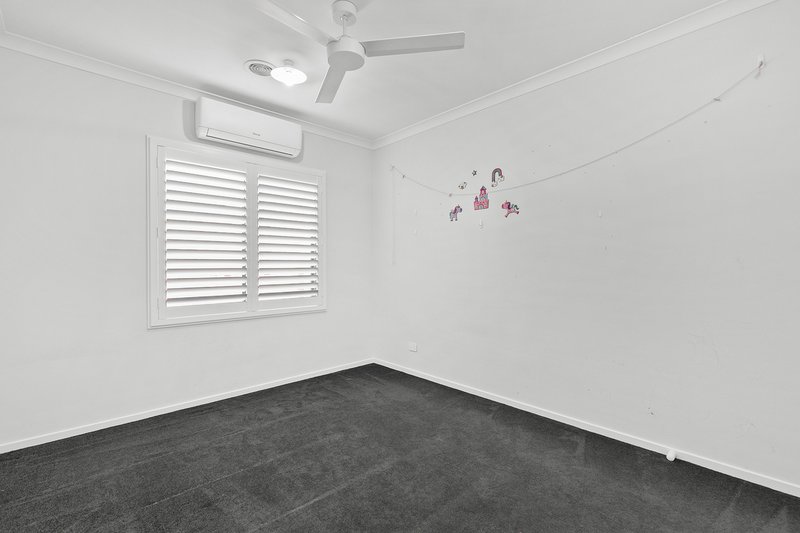 Photo - 8 Wavertree Crescent, Werribee VIC 3030 - Image 5