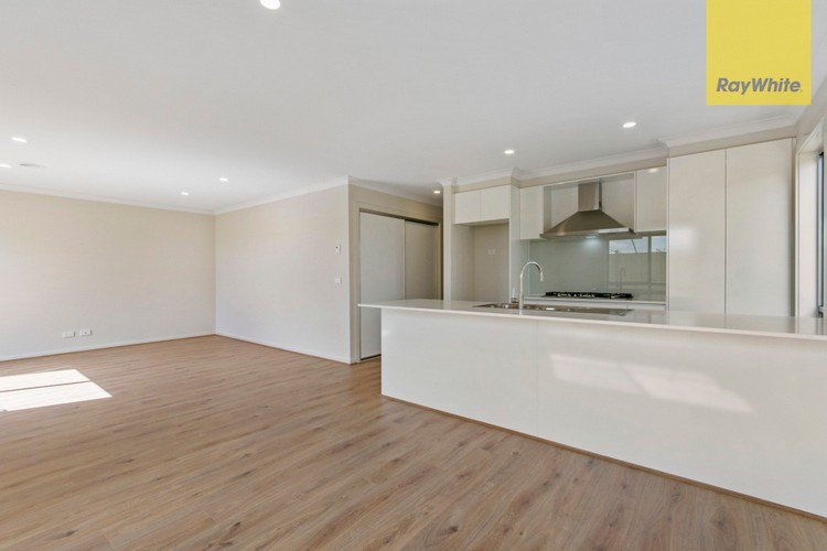 Photo - 8 Weymouth Grange, Narre Warren VIC 3805 - Image 3