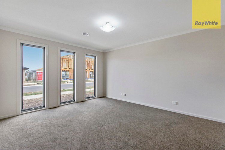 Photo - 8 Weymouth Grange, Narre Warren VIC 3805 - Image 4