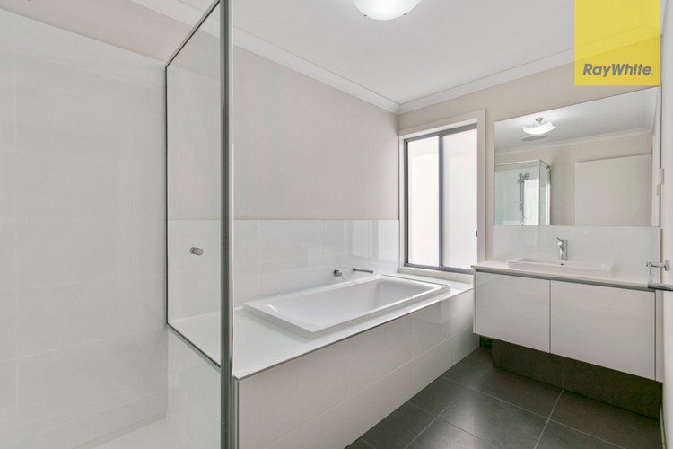 Photo - 8 Weymouth Grange, Narre Warren VIC 3805 - Image 5