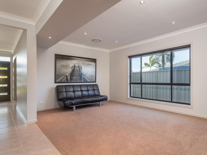 Photo - 8 Whitewood Place, Molendinar QLD 4214 - Image 4