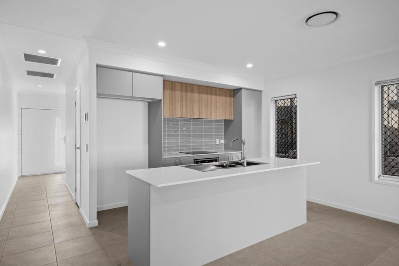 Photo - 8 Wilsons Peak Way, White Rock QLD 4306 - Image 5