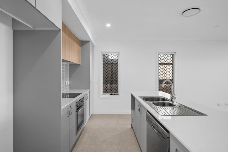 Photo - 8 Wilsons Peak Way, White Rock QLD 4306 - Image 7