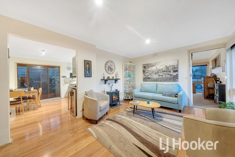 Photo - 8 Winnima Avenue, Hampton Park VIC 3976 - Image 4