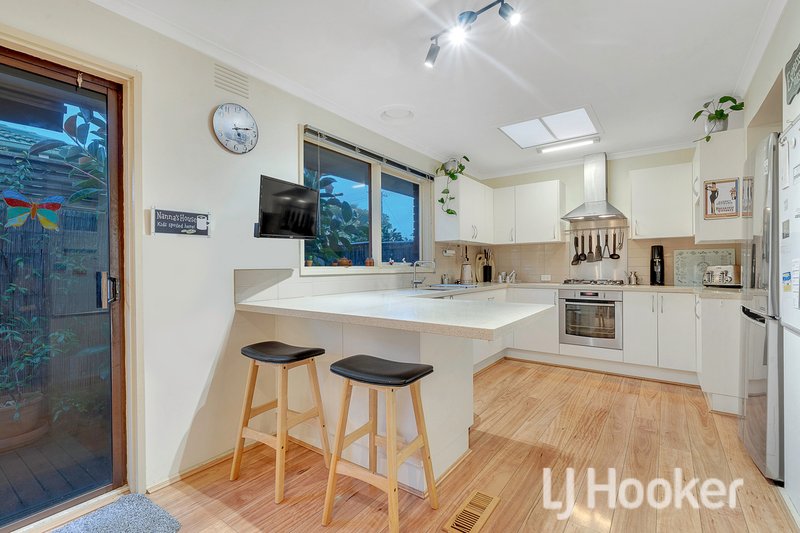 Photo - 8 Winnima Avenue, Hampton Park VIC 3976 - Image 7