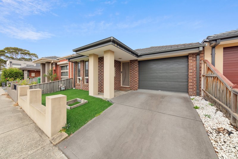 Photo - 8 Woodbine Street, Pakenham VIC 3810 - Image 2