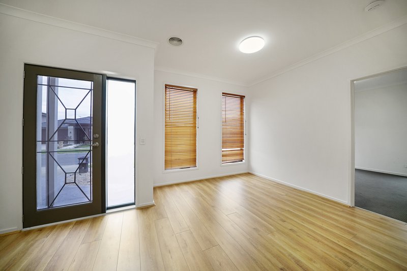 Photo - 8 Yosemite Street, Point Cook VIC 3030 - Image 7