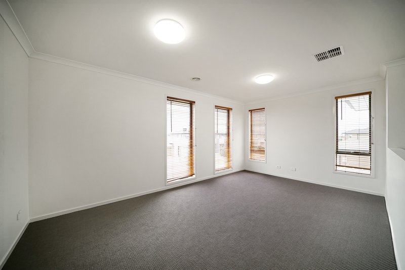 Photo - 8 Yosemite Street, Point Cook VIC 3030 - Image 9