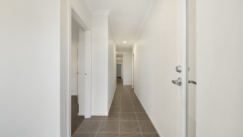 Photo - 8 Zimmerman Street, Truganina VIC 3029 - Image 2