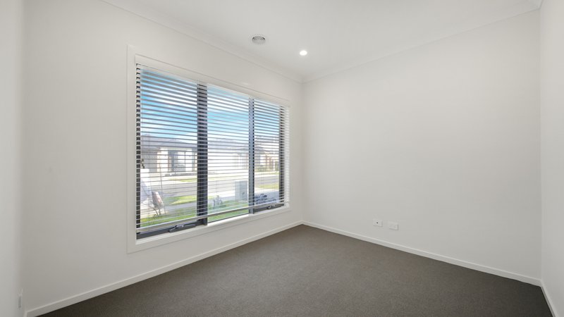 Photo - 8 Zimmerman Street, Truganina VIC 3029 - Image 3