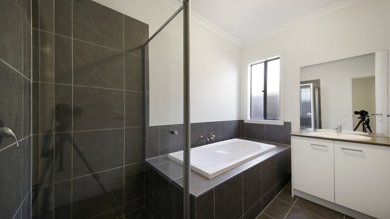 Photo - 8 Zimmerman Street, Truganina VIC 3029 - Image 7