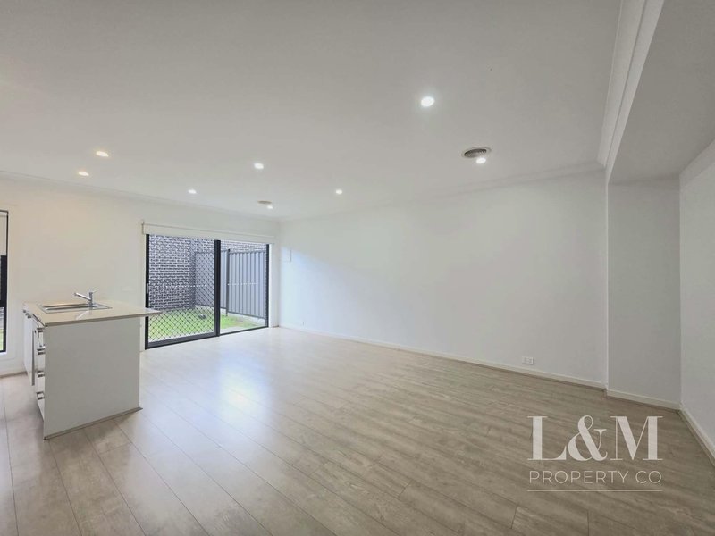 Photo - 803 Aitken Boulevard, Craigieburn VIC 3064 - Image 5