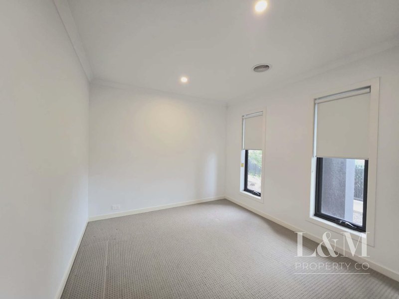 Photo - 803 Aitken Boulevard, Craigieburn VIC 3064 - Image 11