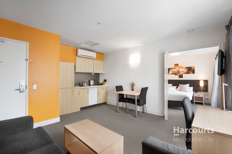 Photo - 805/18-20 Bank Place, Melbourne VIC 3000 - Image 1