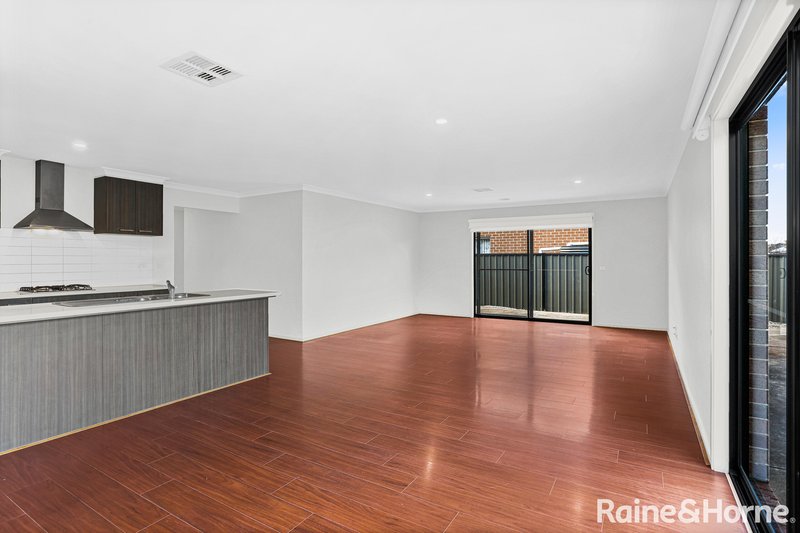 Photo - 81 Biltmore Crescent, Roxburgh Park VIC 3064 - Image 4