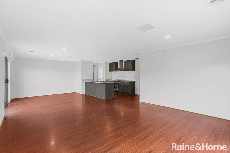 Photo - 81 Biltmore Crescent, Roxburgh Park VIC 3064 - Image 5